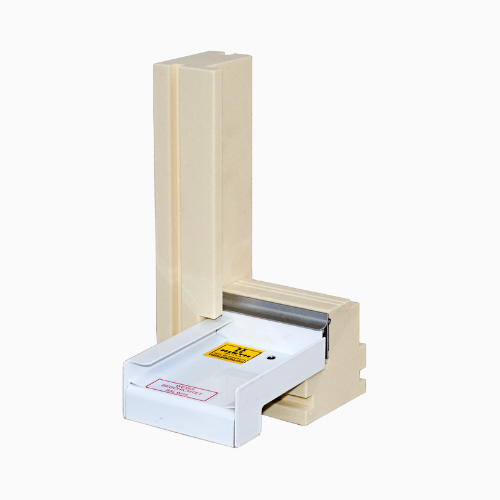 Produktbild eines wärmedämmender Blindstock des Unternehmens FENAform. Es zeigt ein beiges Produkt mit weißen Elementen aus Hochleistungsdämmstoff, das wie der Buchstabe L geformt ist. Ein zusätzliches weißes Teil ist am Bauteil.